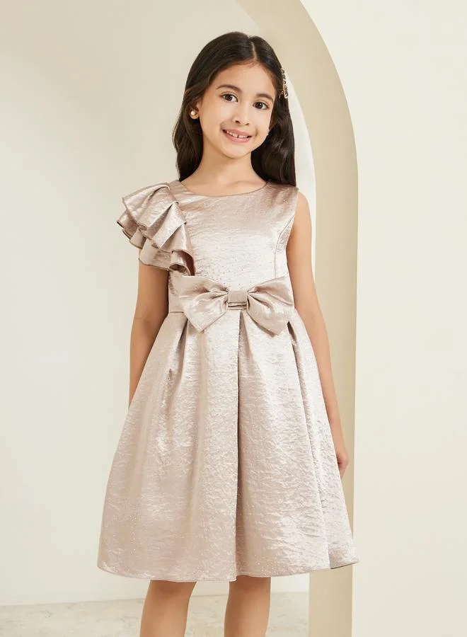 ستايلي فستان بلا أكمام بطيات وتفاصيل فيونكة